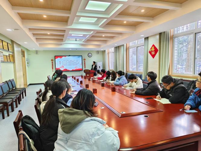 同学们在认真听讲【动医学院学习会】【2025年4月政治理论学习照片】（1）.png