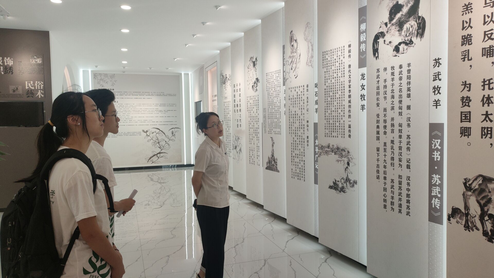 引导员为团队讲解.jpg