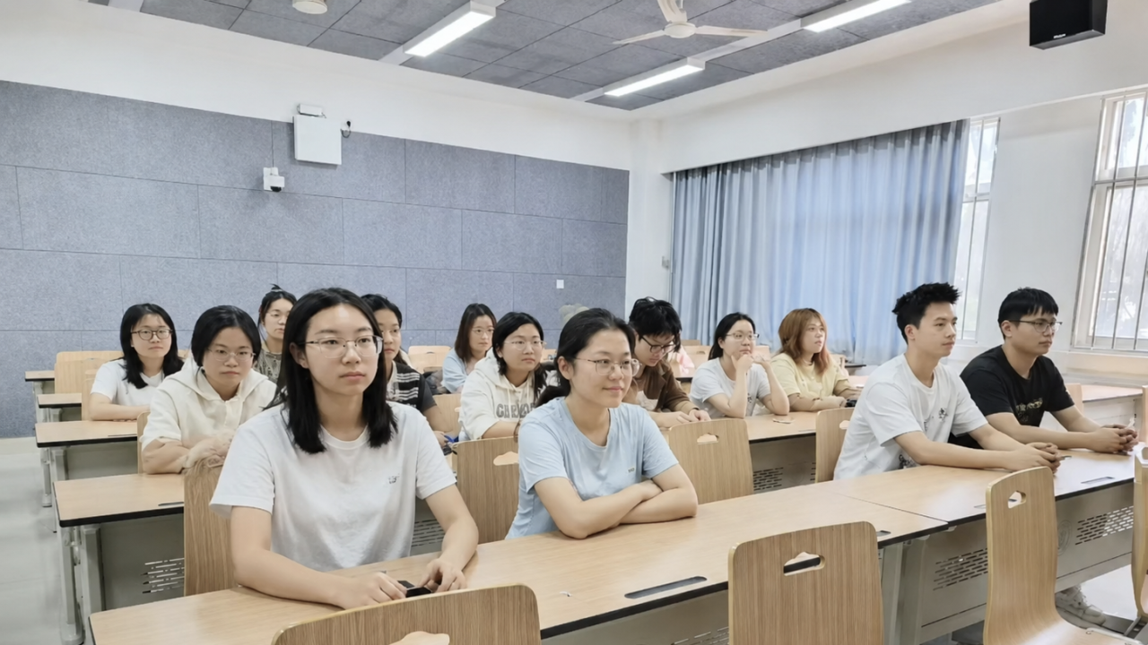 参会团员认真学习.png