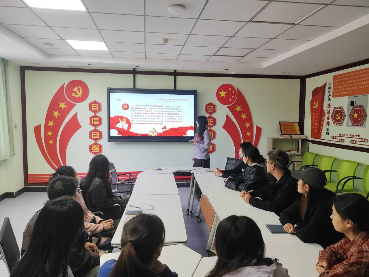 研会同学认真学习.jpg