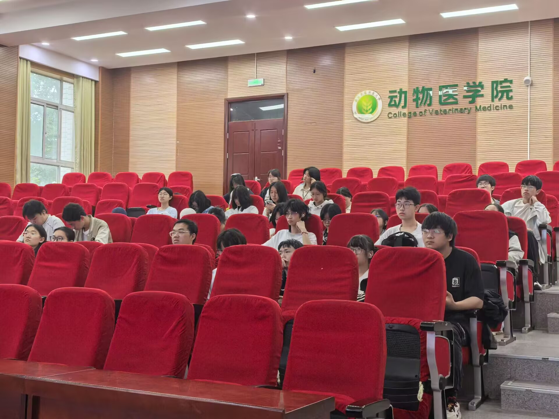 学员听讲.jpg