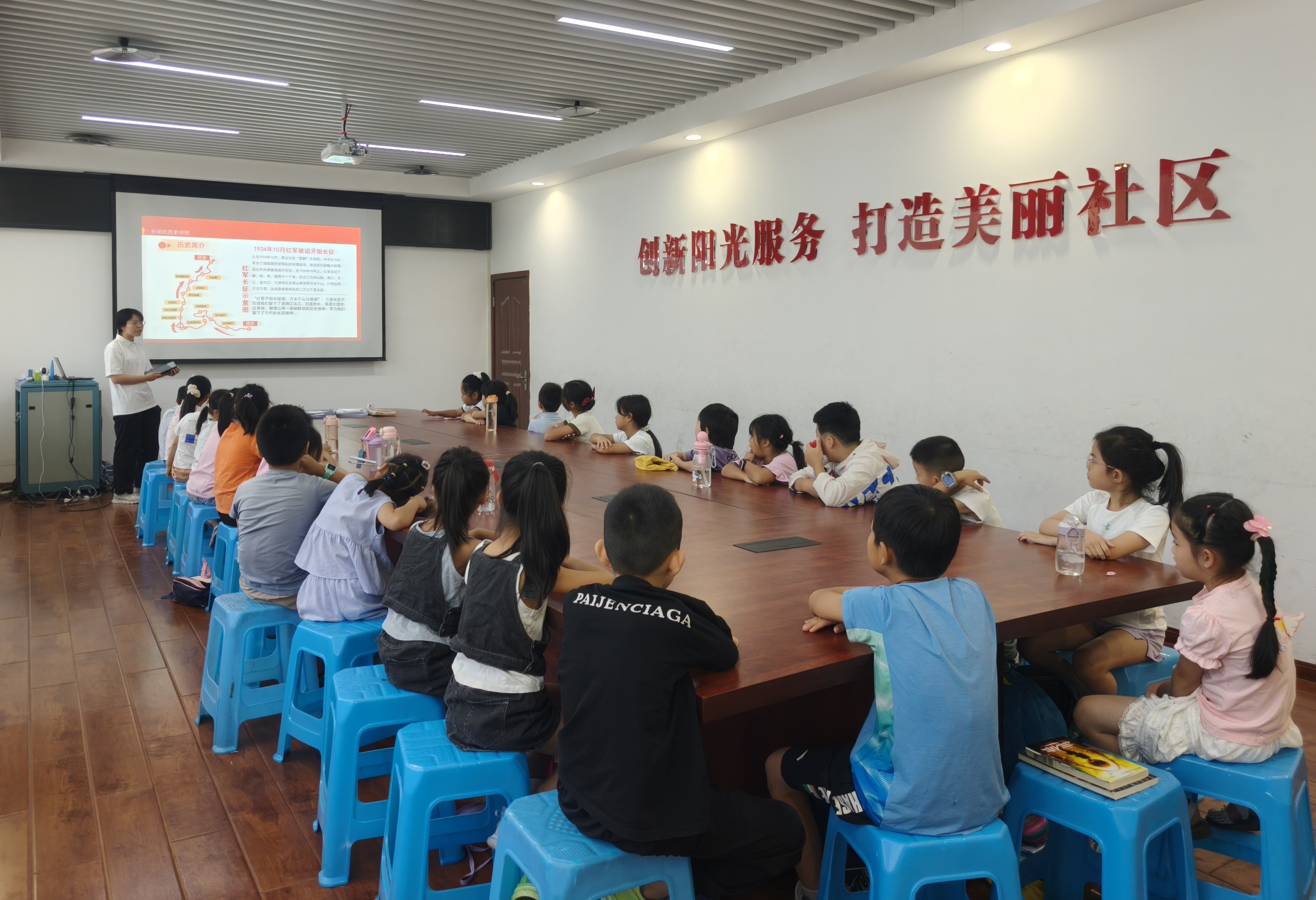 团队队员对社区少年儿童开展长征主题公益宣讲.jpg