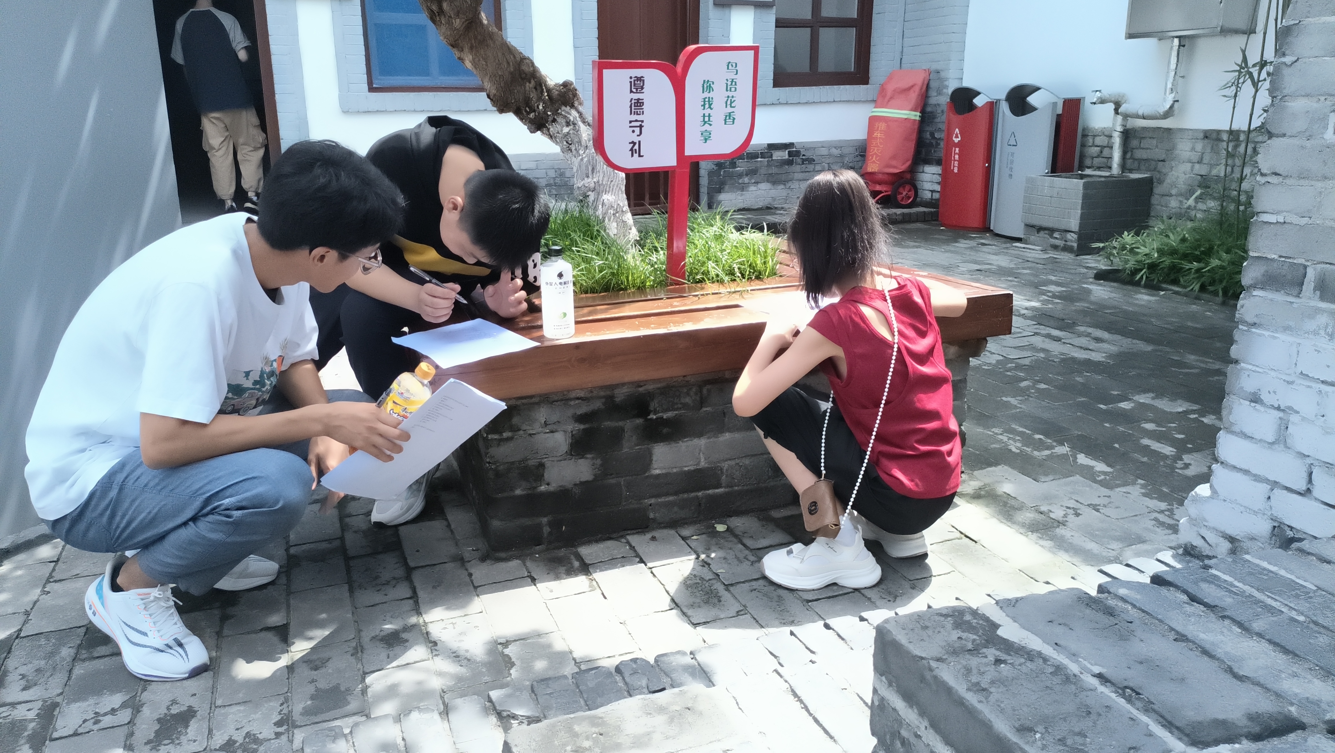 动物医学院赴延安探寻红色根基实践团-调查当地居民对延安精神理解照片.jpg
