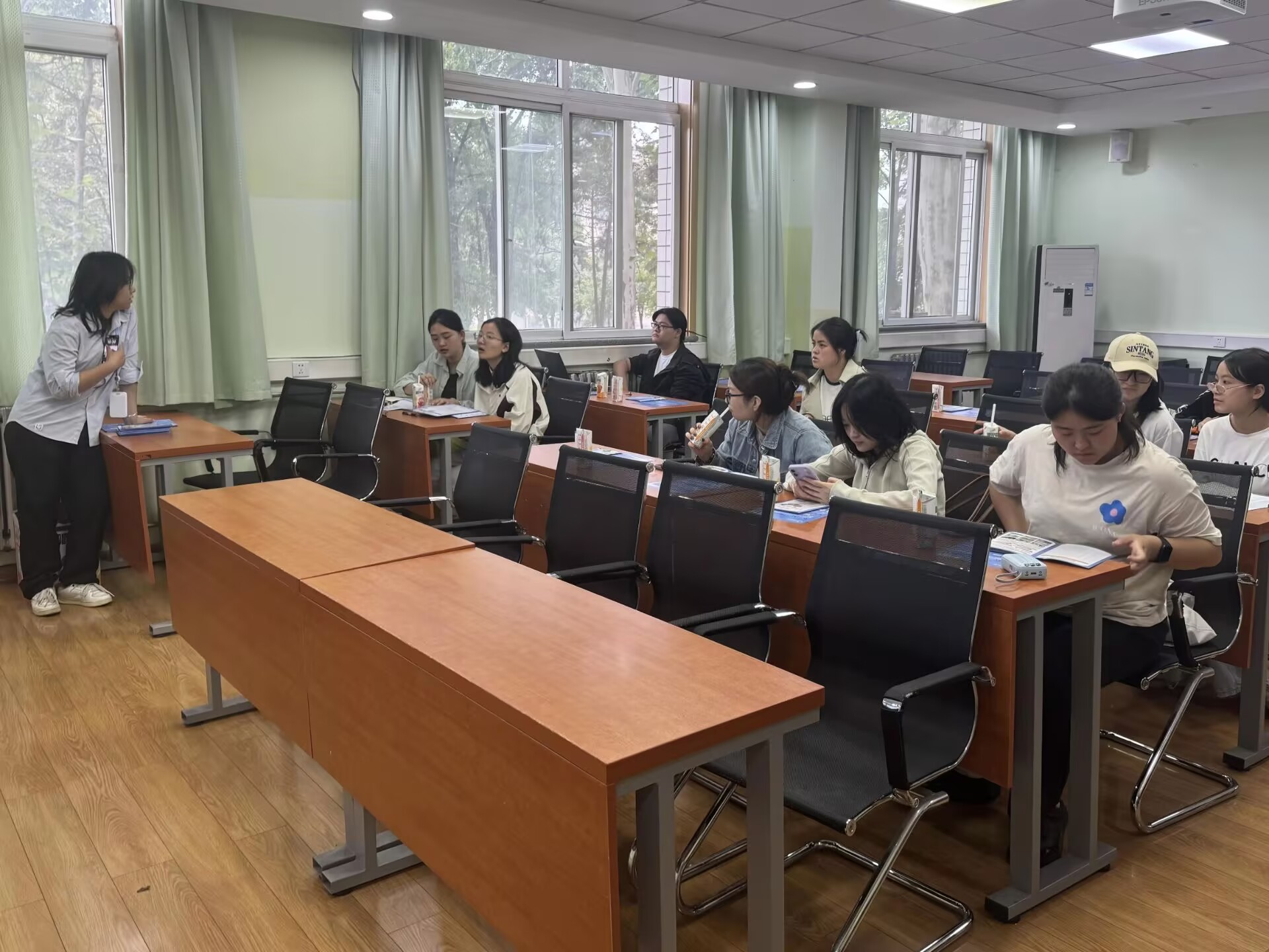 同学们认真听宣讲.jpg
