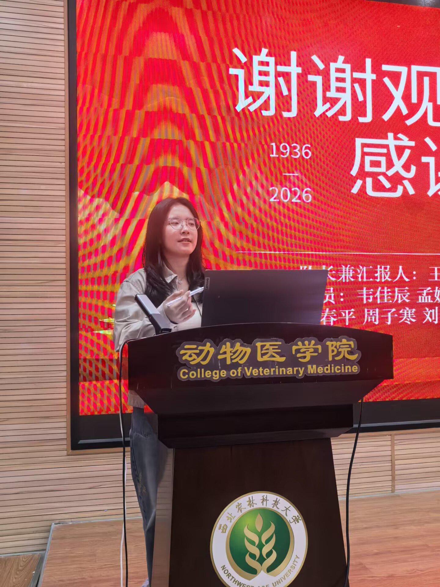 辅导员史雪麦老师在进行指导讲话.jpg