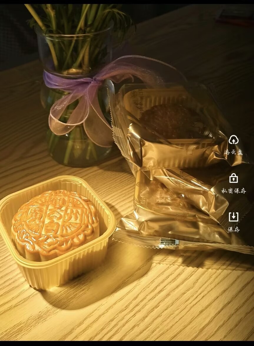 品尝月饼2.jpg