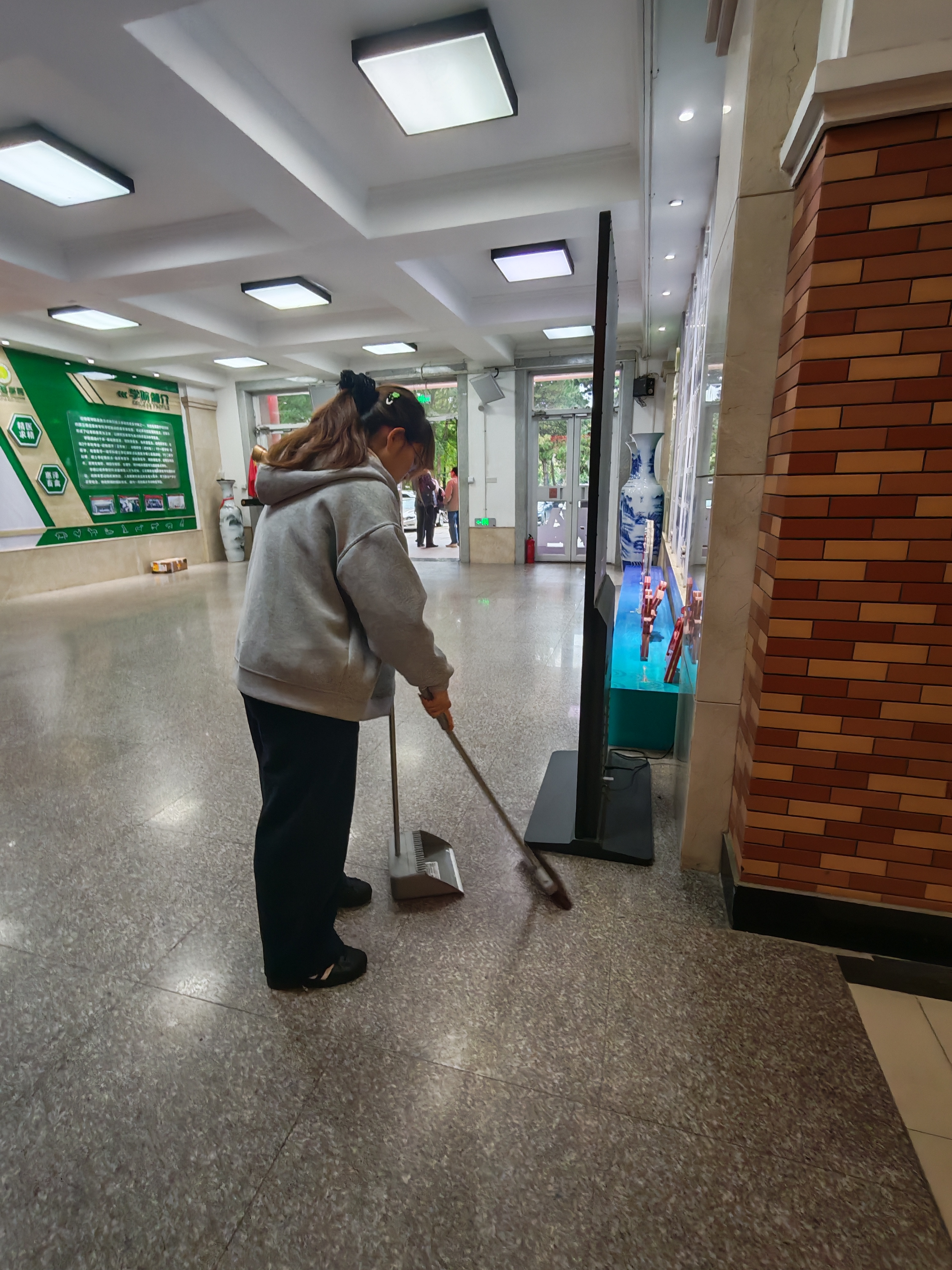 志愿者清扫照片2.jpg