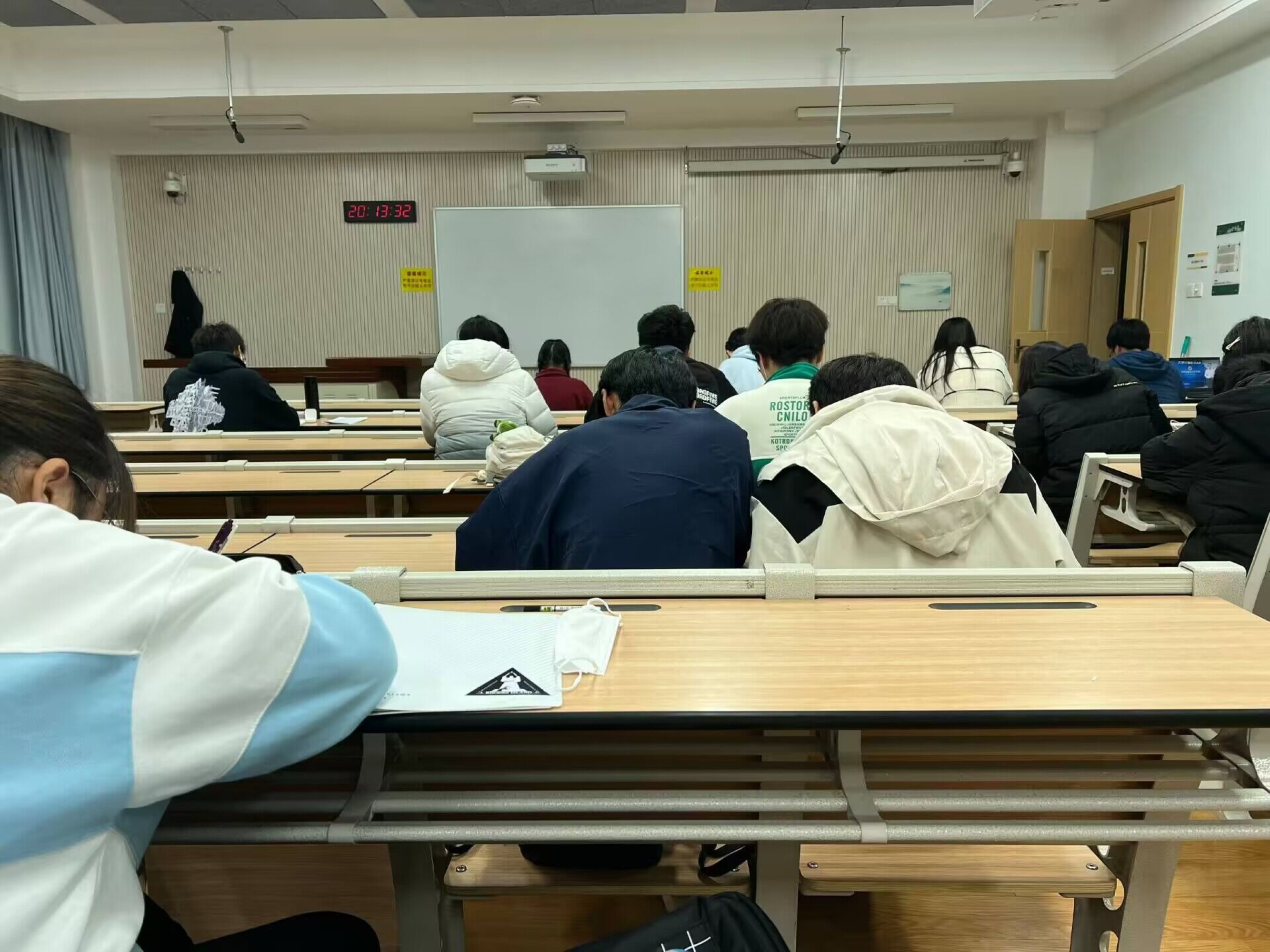 同学们安静自习.jpg