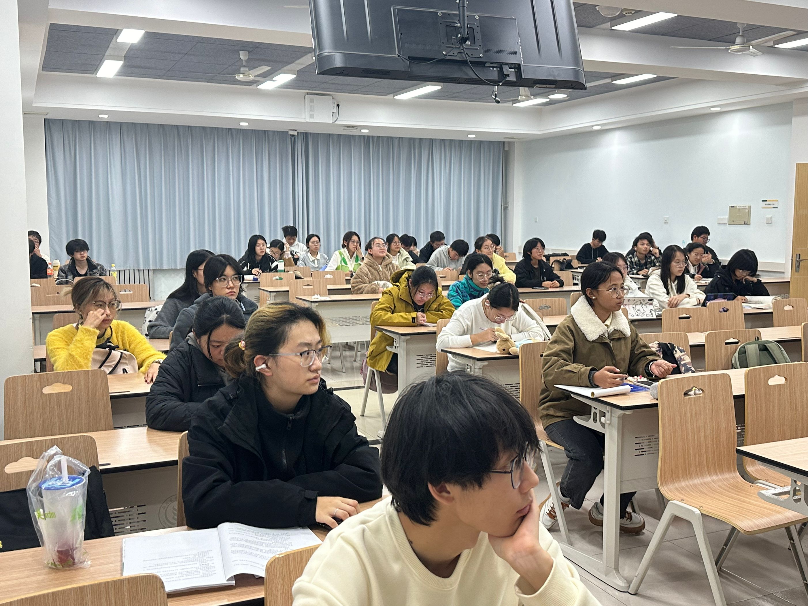 同学们听讲学习中.jpg