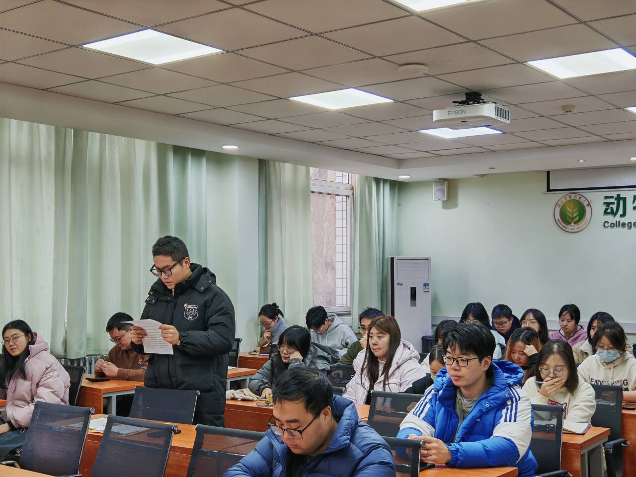 学生们分享学习心得.jpg