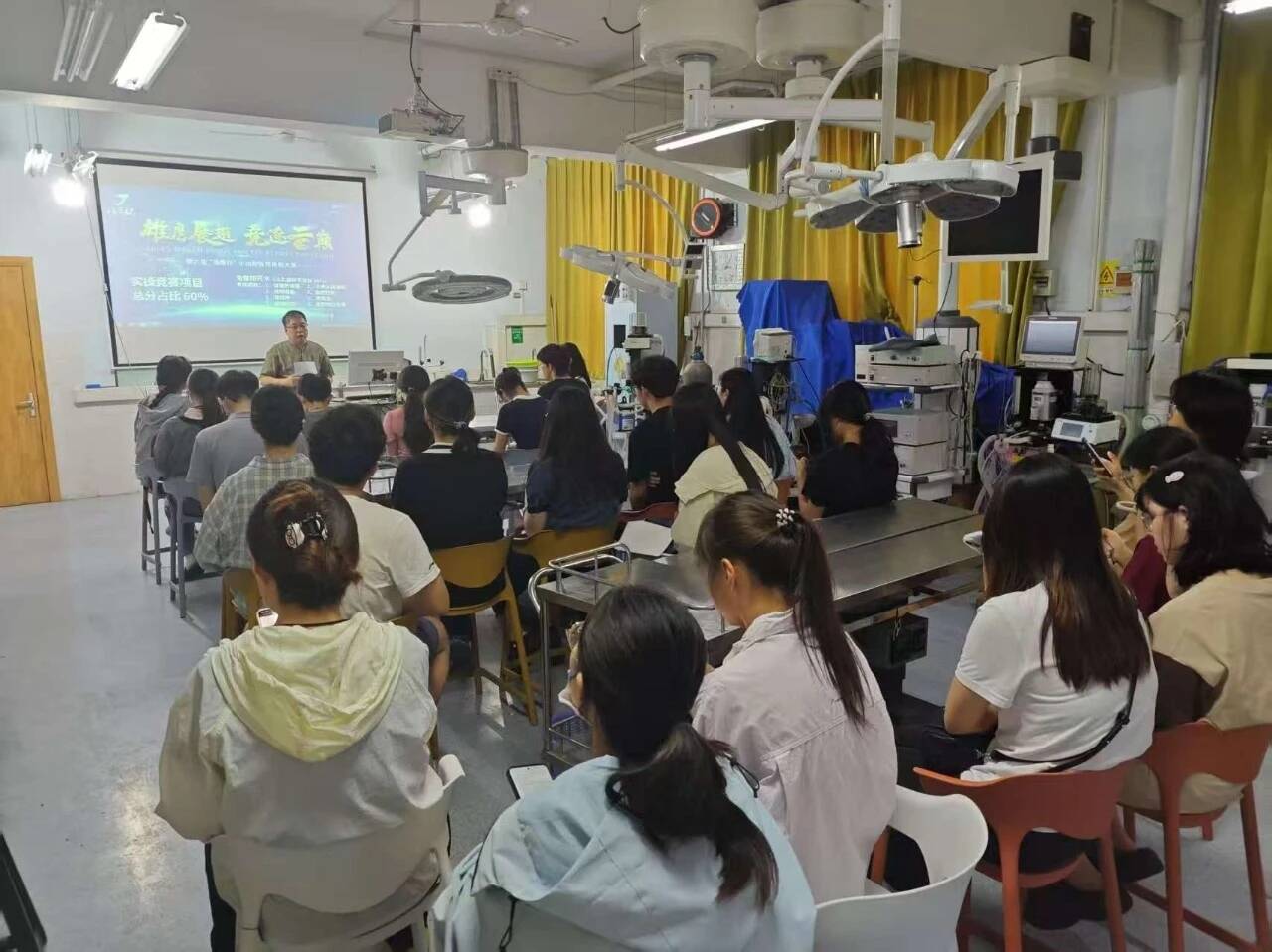 张欣柯老师进行比赛介绍.jpg