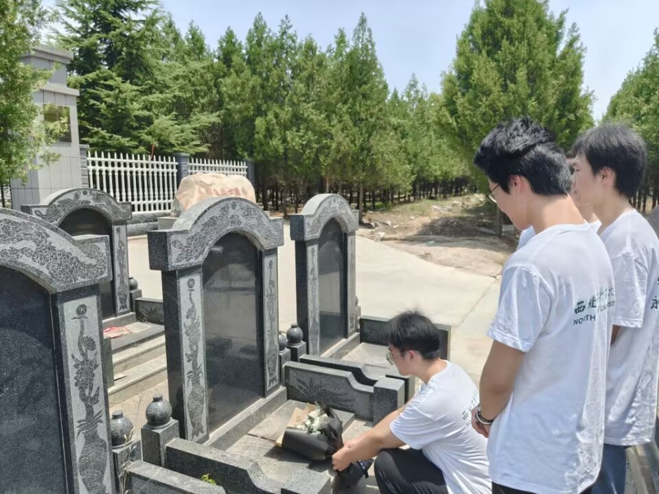 团队成员为烈士献花.jpg