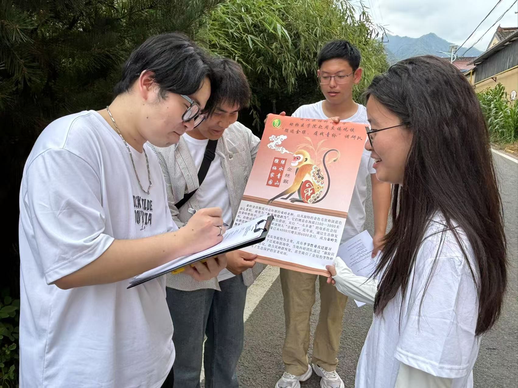 调研队队员在团标村进行宣讲.jpg