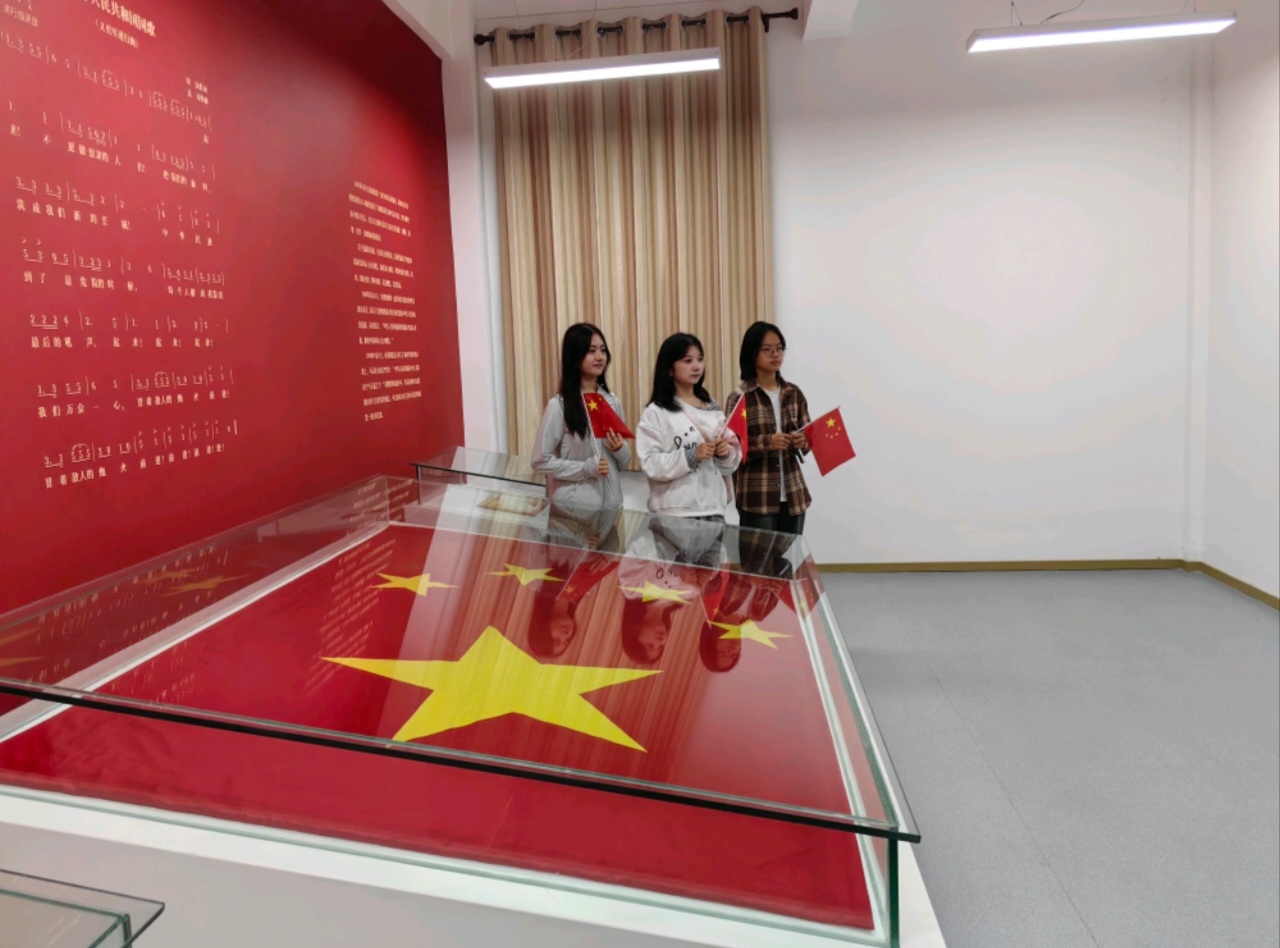 同学们举着红旗与国旗合照.jpg
