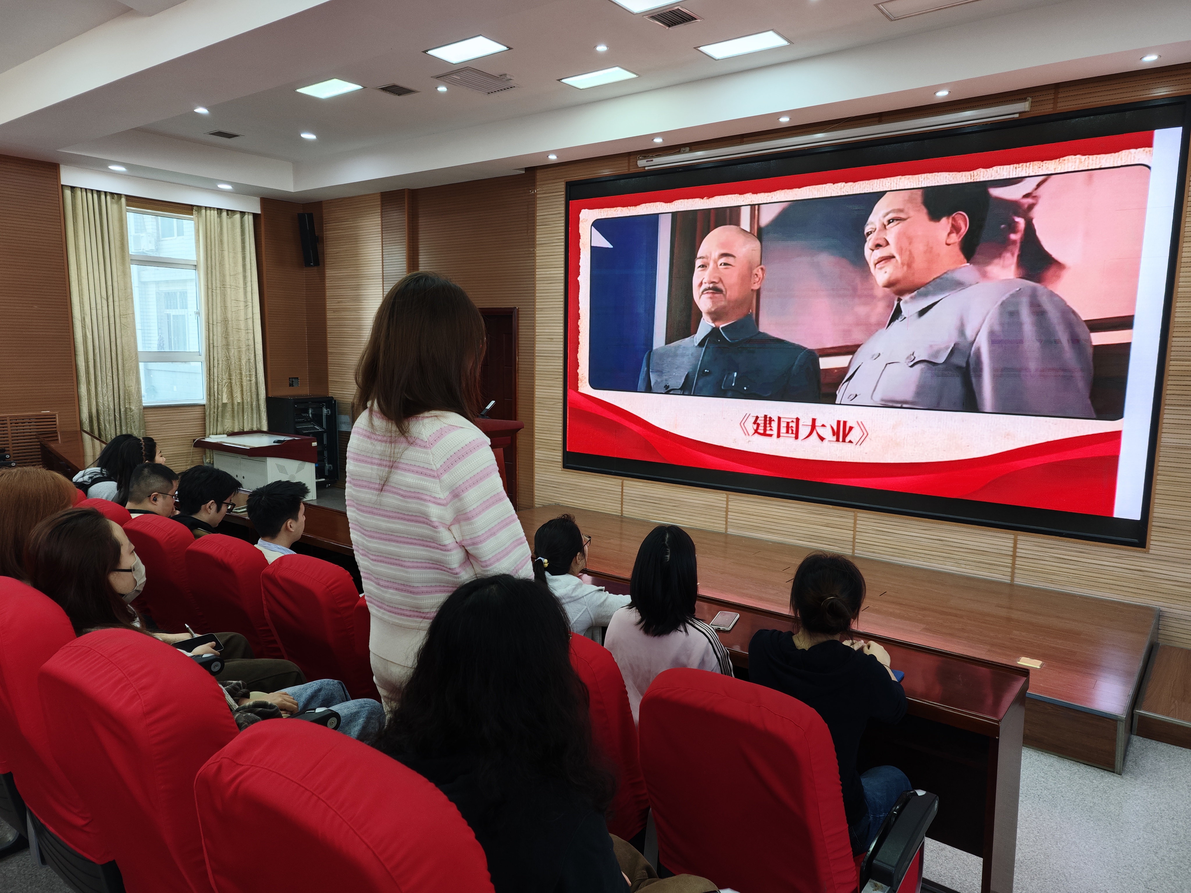 同学们积极参与竞答.jpg