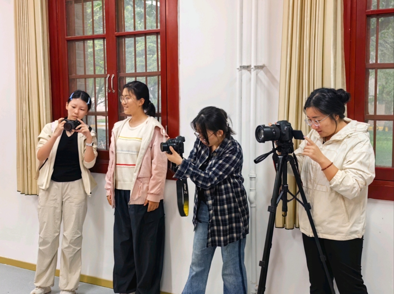 负责拍摄的志愿者在认真拍照.jpg