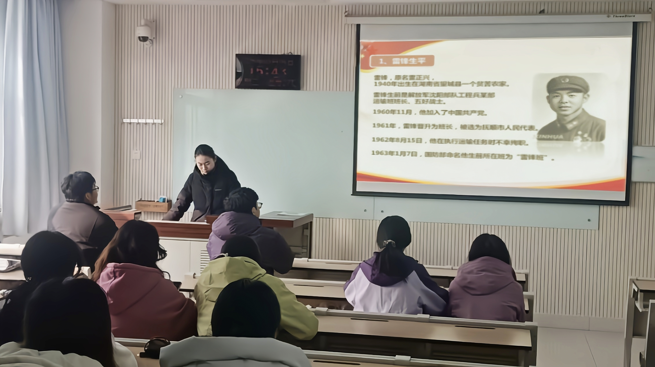 团支书召开班会.png