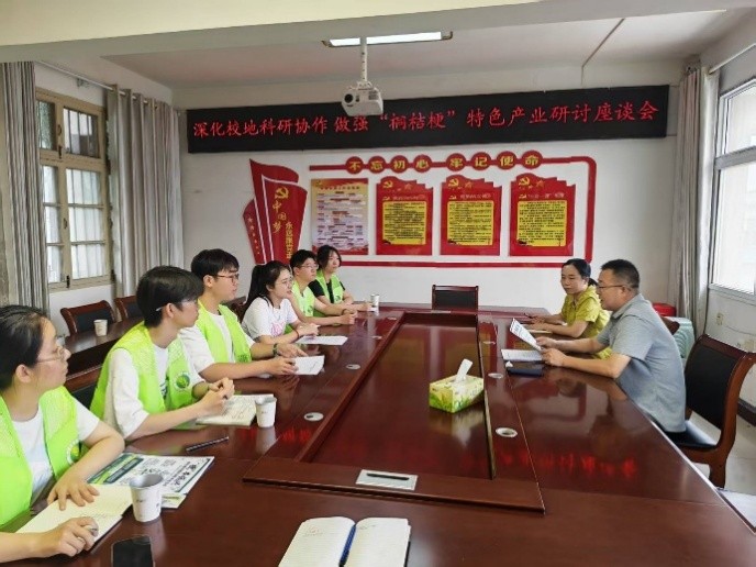 史老师与队员和王主任、胡副局长交流.jpg