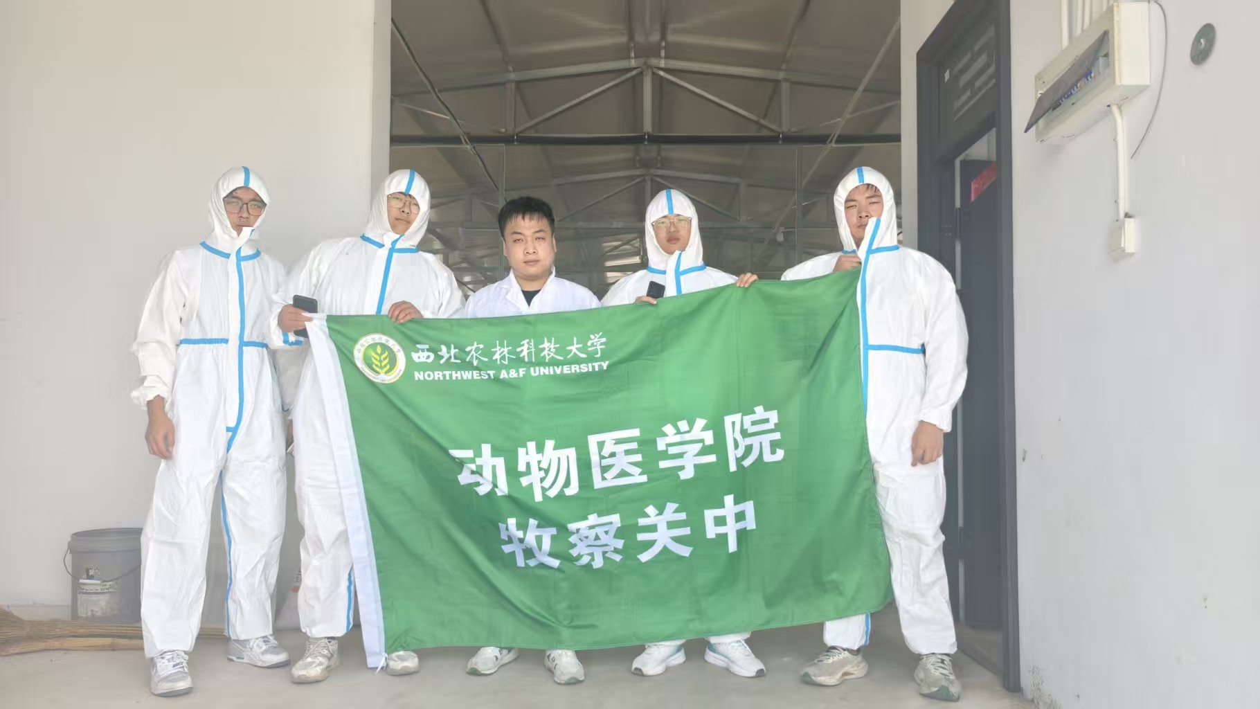 调研队成员在养殖场合影留念，记录实践调研首站行程.jpg