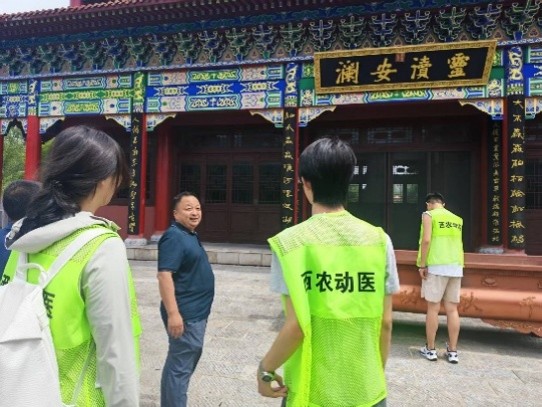 张旭培主任为队员讲解淮源历史文脉.jpg
