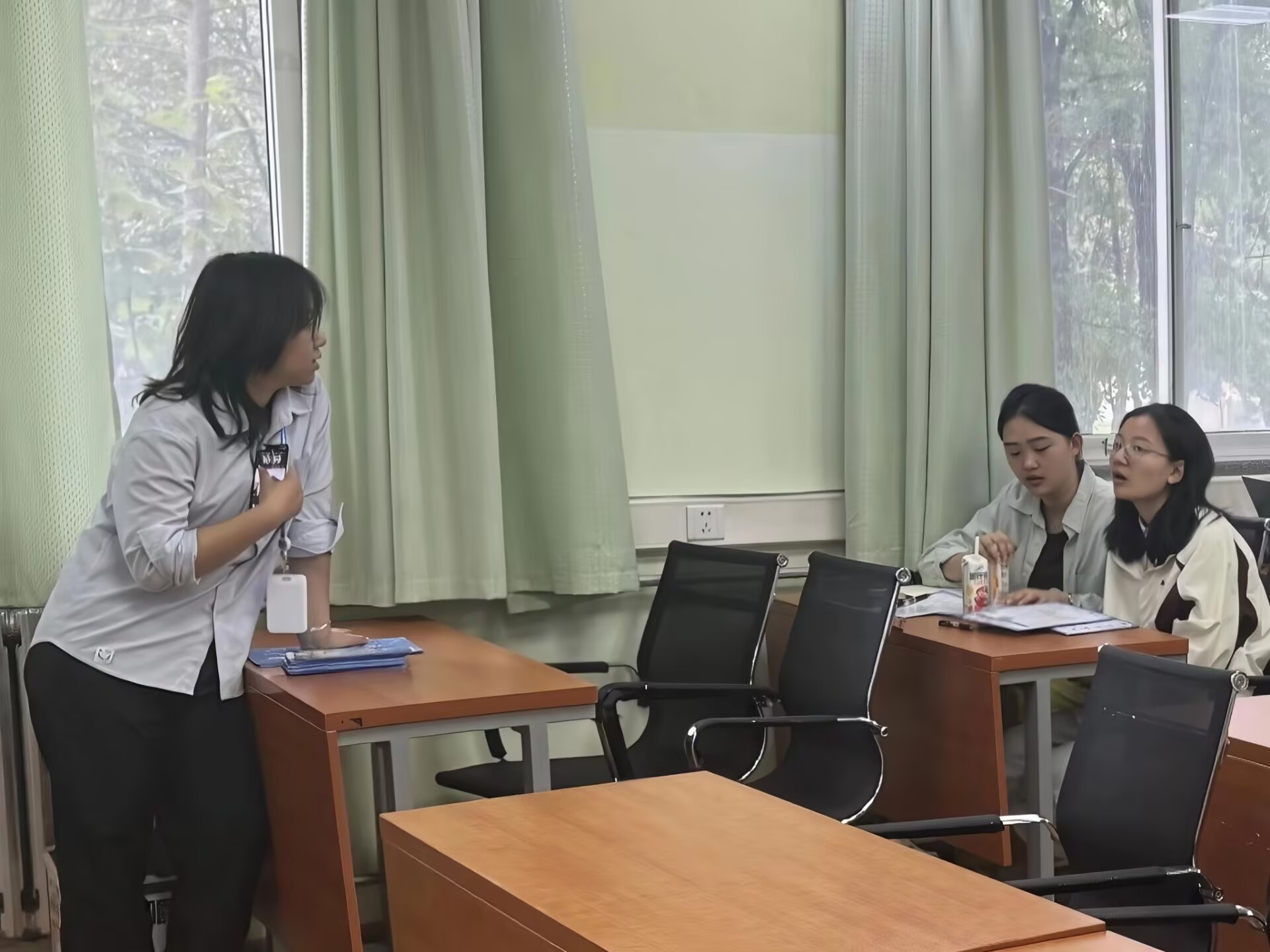 同学们积极与负责人交流.jpg